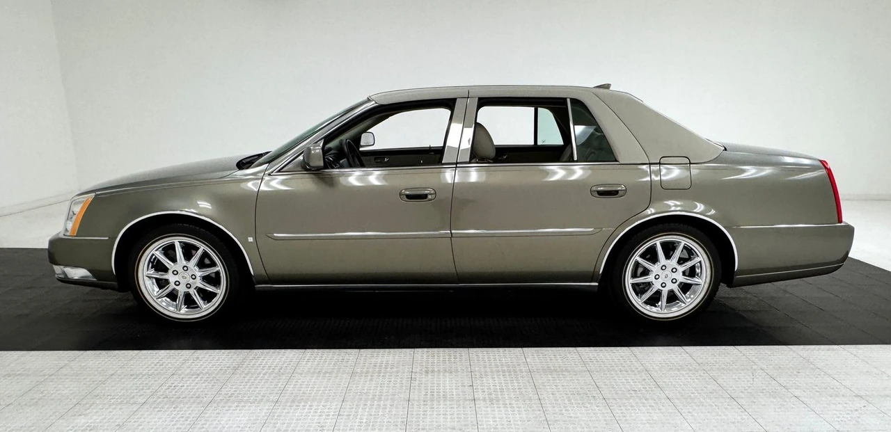 2010 Cadillac DTS - Image 2 of 12