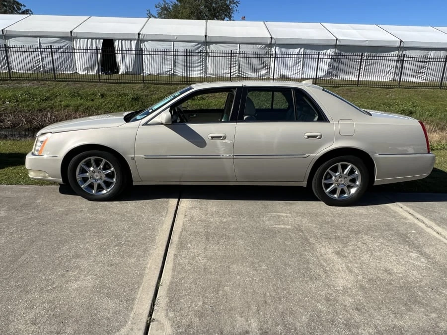 2010 Cadillac DTS - Image 2 of 8