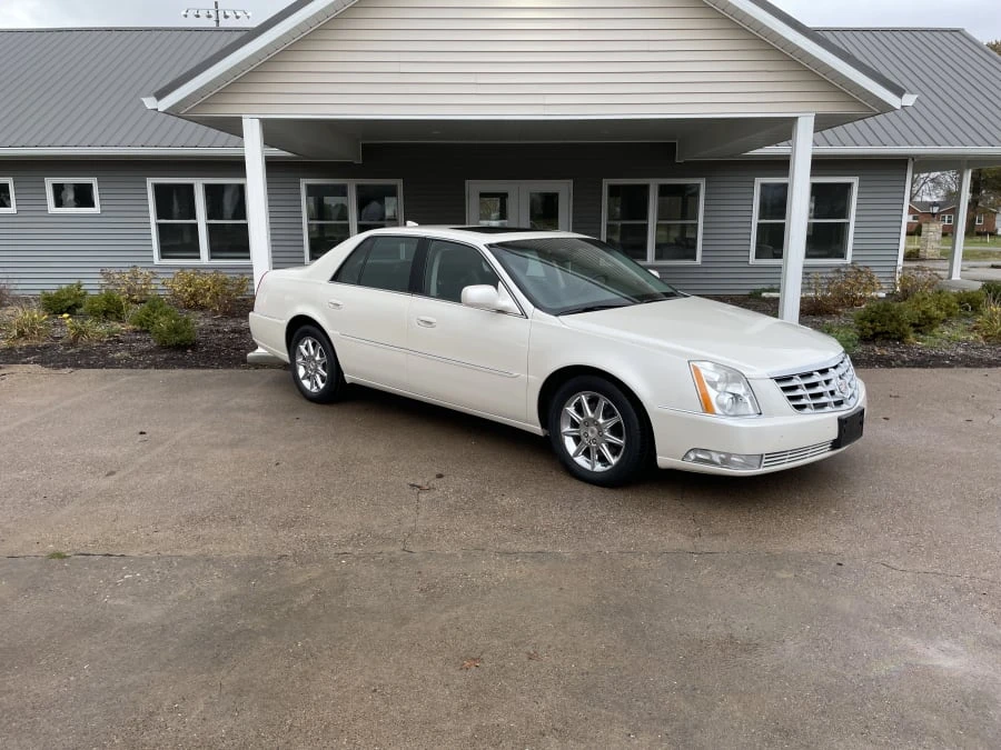 2010 Cadillac DTS - Image 9 of 26