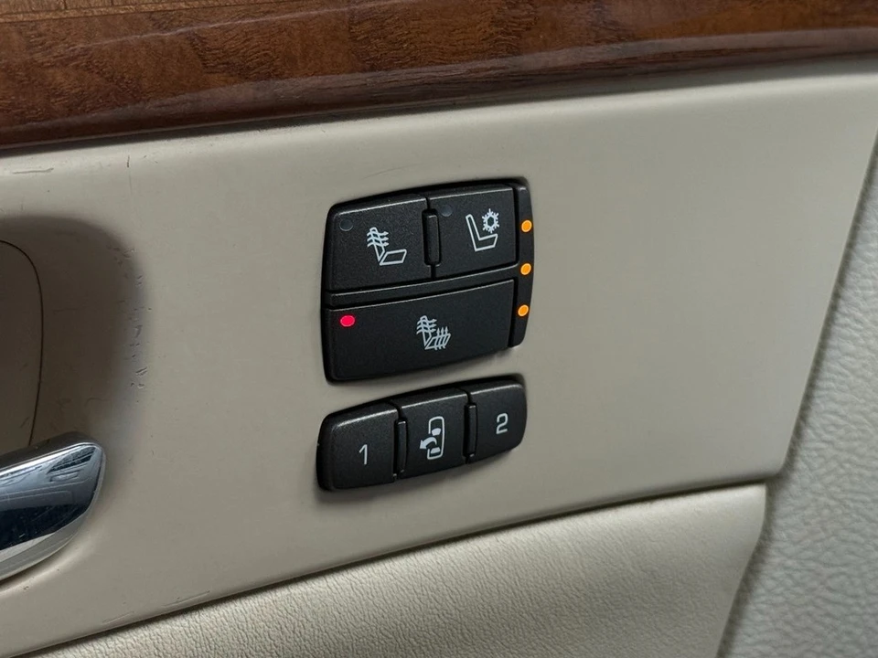 2010 Cadillac DTS - Image 13 of 21