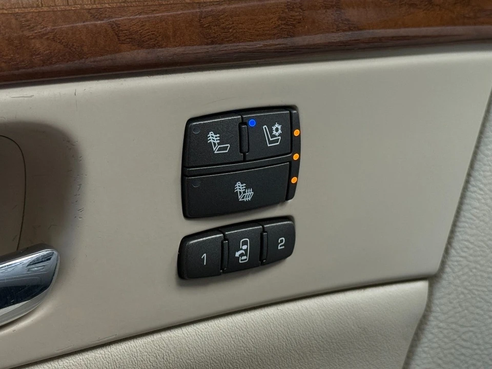 2010 Cadillac DTS - Image 14 of 21
