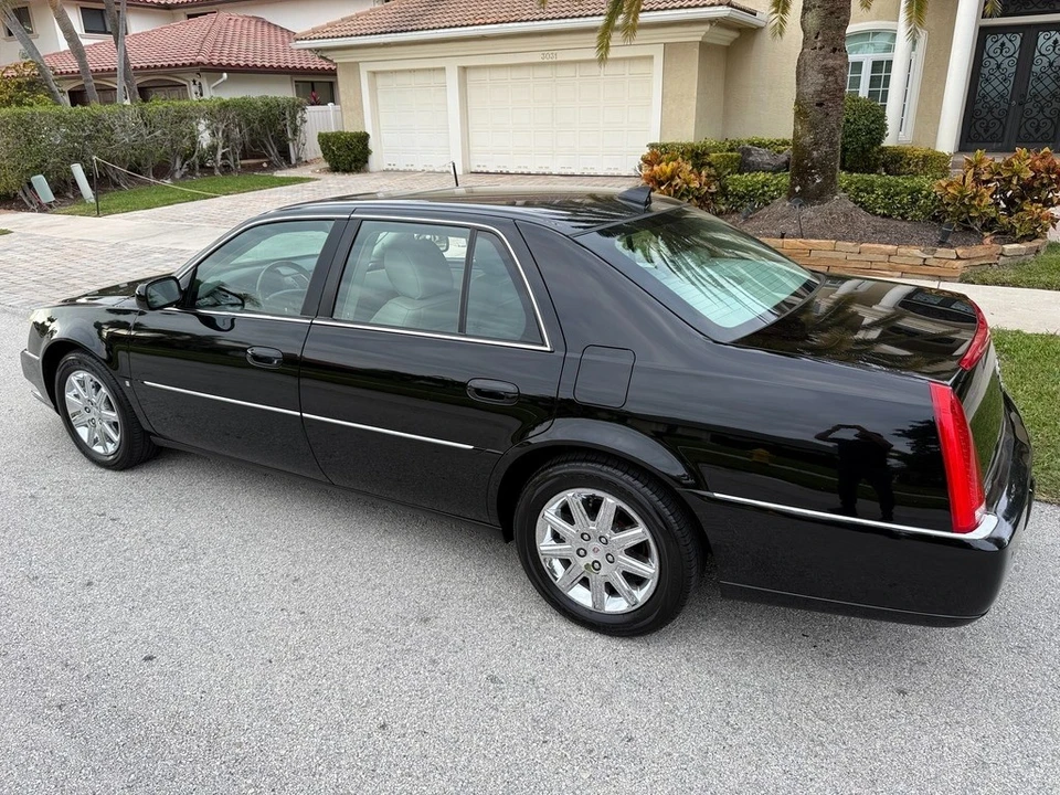 2010 Cadillac DTS - Image 8 of 21