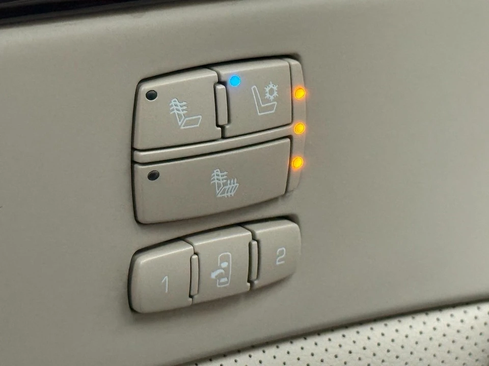 2010 Cadillac DTS - Image 16 of 21