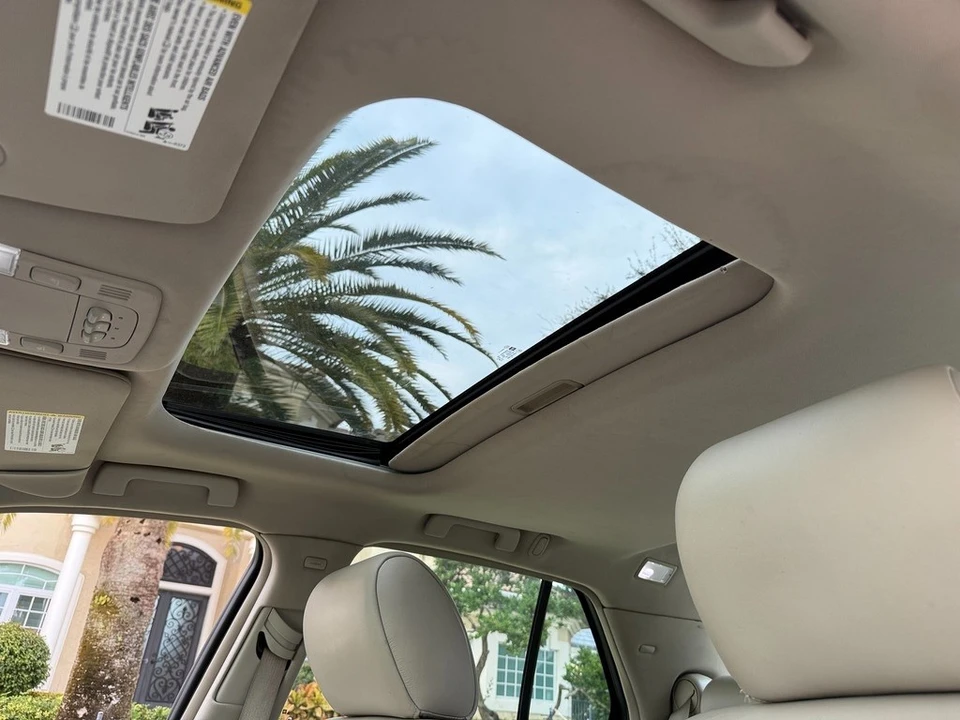 2010 Cadillac DTS - Image 11 of 21