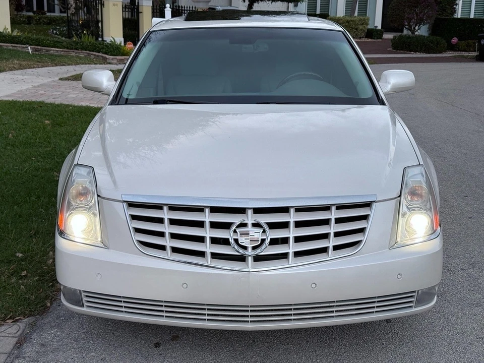 2010 Cadillac DTS - Image 9 of 21