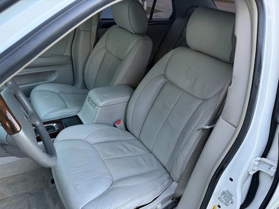 2010 Cadillac DTS - Image 19 of 21