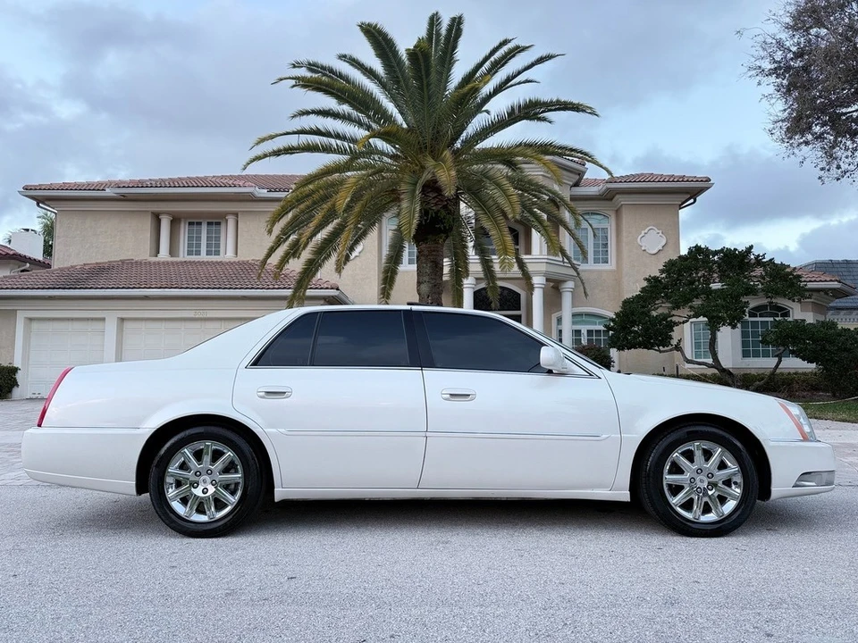 2010 Cadillac DTS - Image 2 of 21