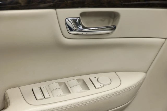 2010 Cadillac DTS - Image 10 of 12