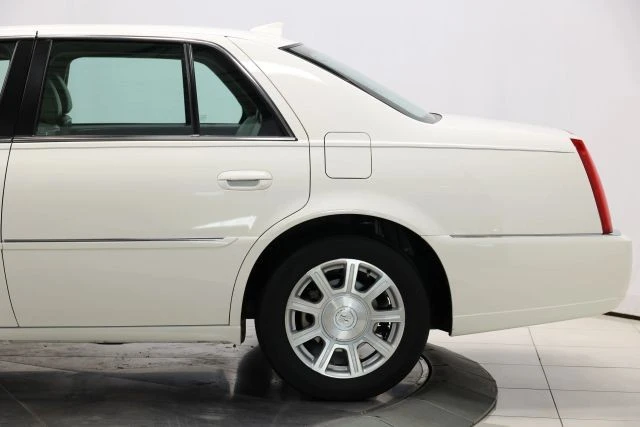 2010 Cadillac DTS - Image 8 of 12