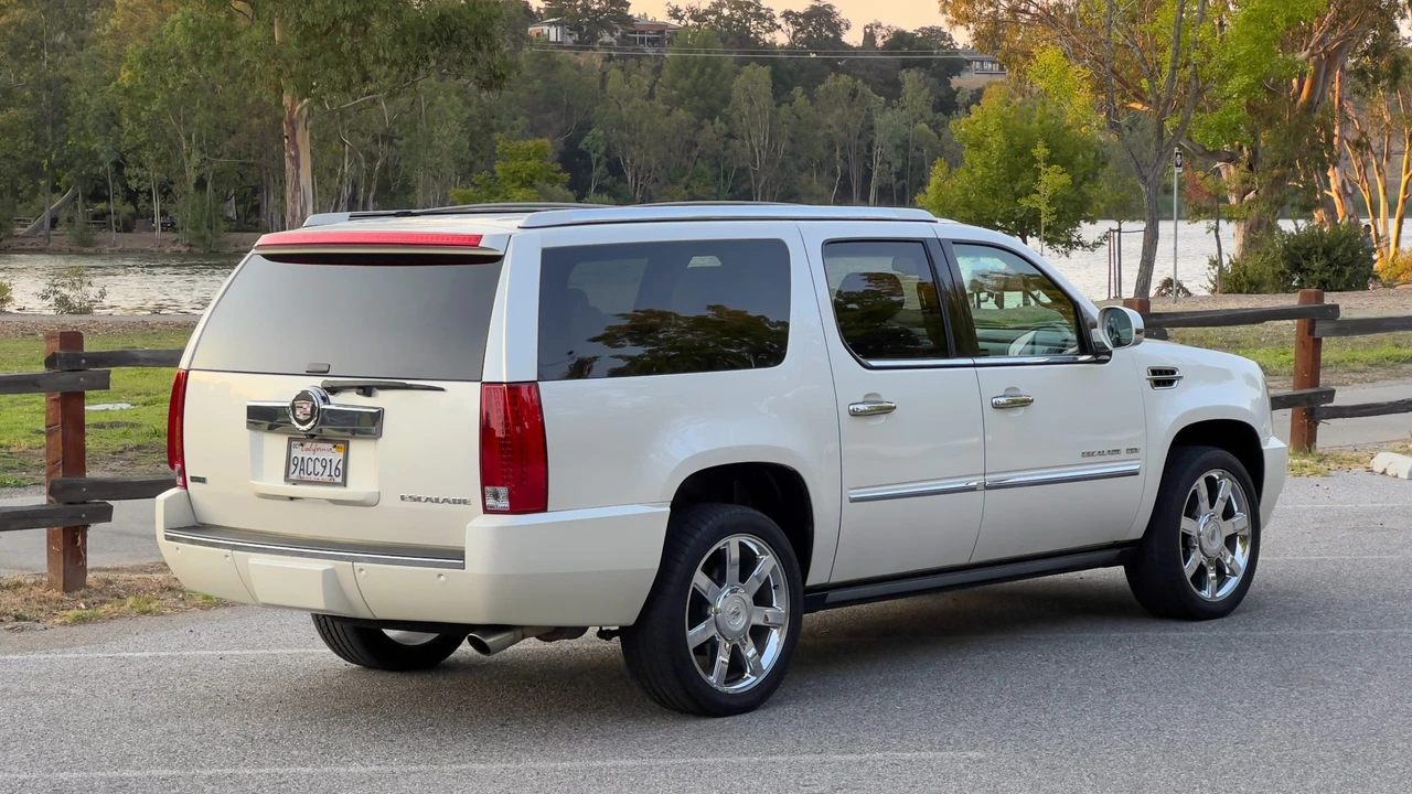2010 Cadillac Escalade & EXT 3rd Gen - Image 19 of 31