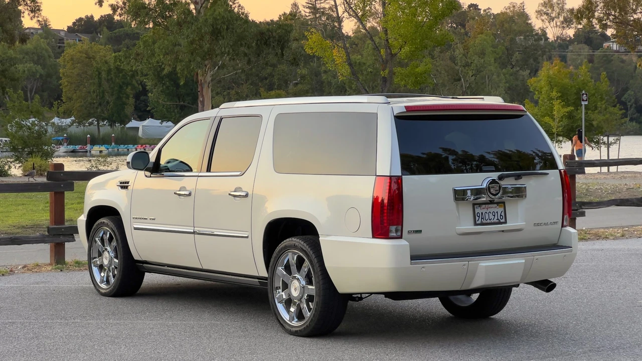 2010 Cadillac Escalade & EXT 3rd Gen - Image 7 of 31