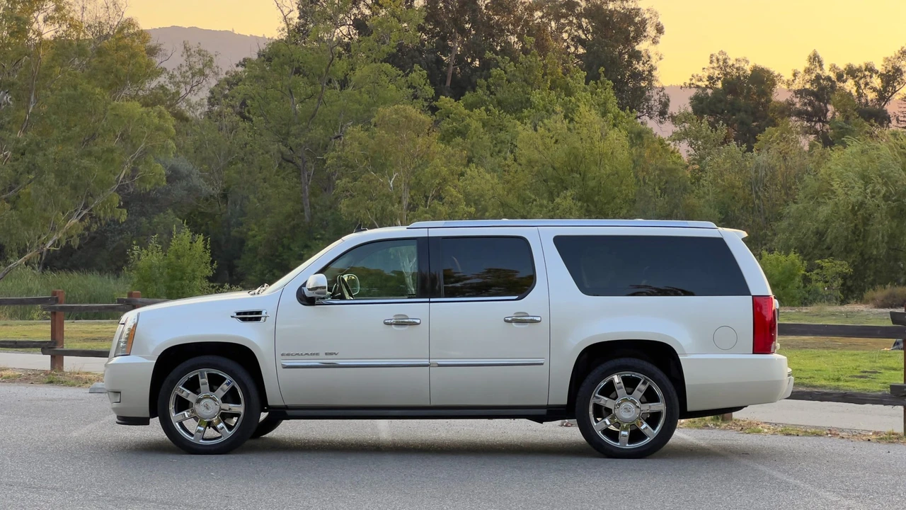 2010 Cadillac Escalade & EXT 3rd Gen - Image 5 of 31