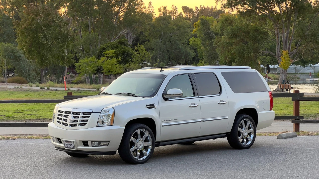 2010 Cadillac Escalade & EXT 3rd Gen - Image 3 of 31