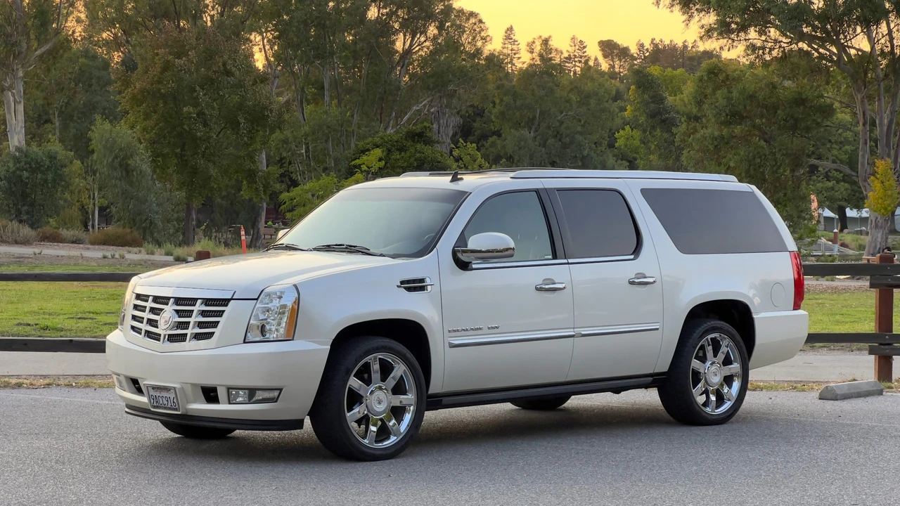 2010 Cadillac Escalade & EXT 3rd Gen - Image 4 of 31