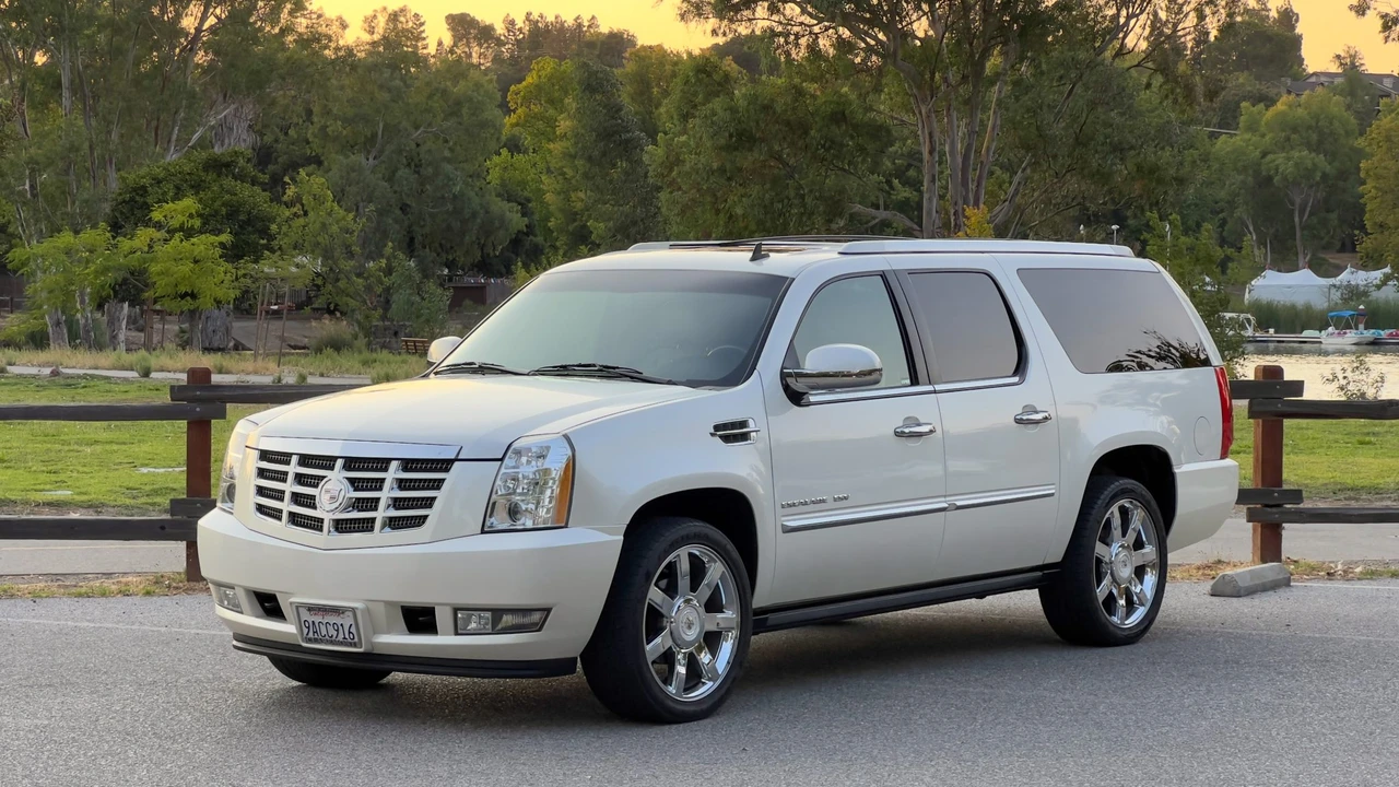 2010 Cadillac Escalade & EXT 3rd Gen - Image 2 of 31