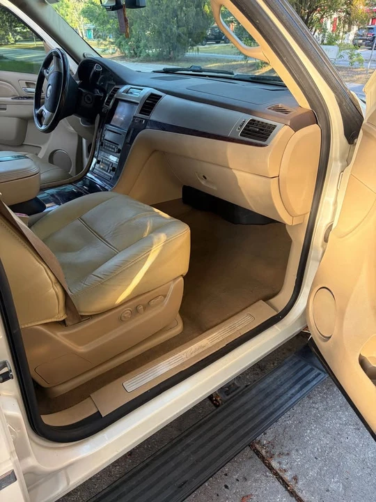 2010 Cadillac Escalade & EXT 3rd Gen - Image 9 of 11