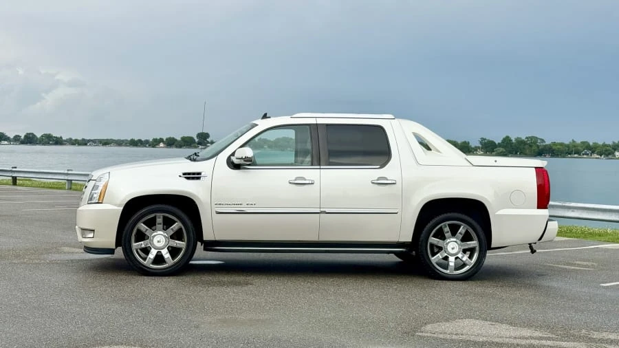 2010 Cadillac Escalade & EXT 3rd Gen - Image 2 of 31