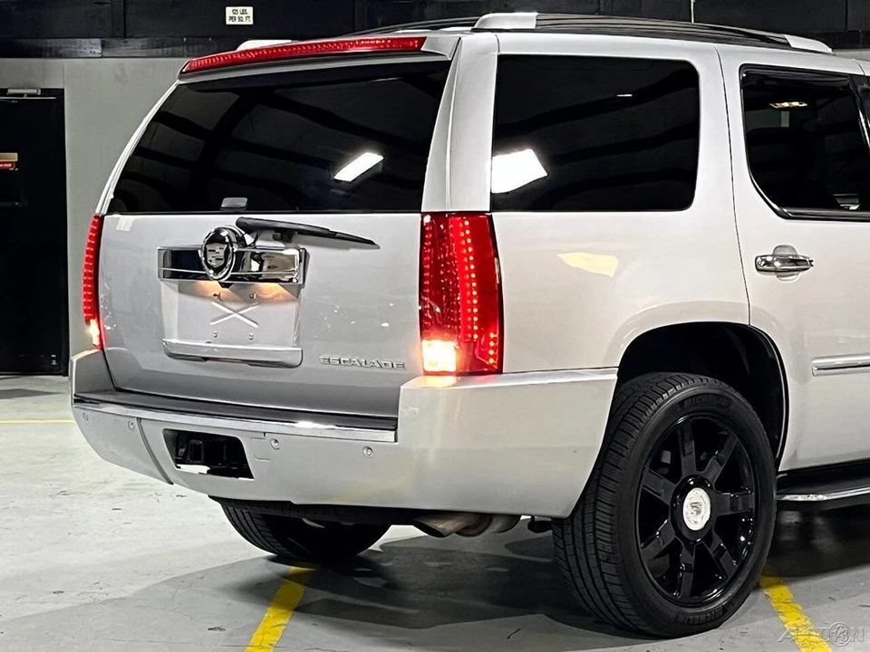 2010 Cadillac Escalade & EXT 3rd Gen - Image 7 of 21