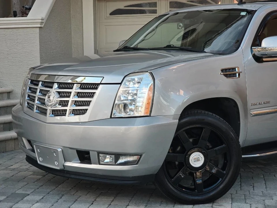 2010 Cadillac Escalade & EXT 3rd Gen - Image 2 of 21