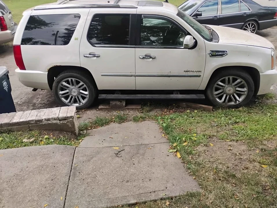 2010 Cadillac Escalade & EXT 3rd Gen - Image 3 of 4