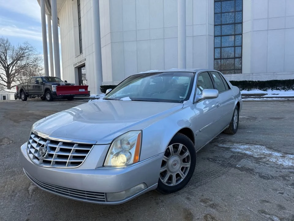 2010 Cadillac DTS - Image 8 of 9