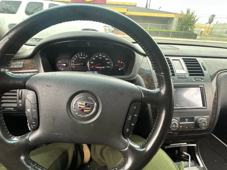2010 Cadillac DTS - Image 3 of 4