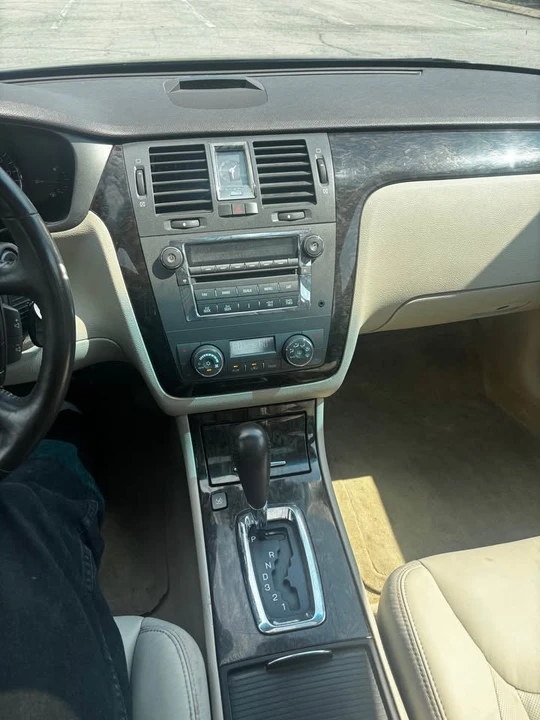 2010 Cadillac DTS - Image 8 of 10