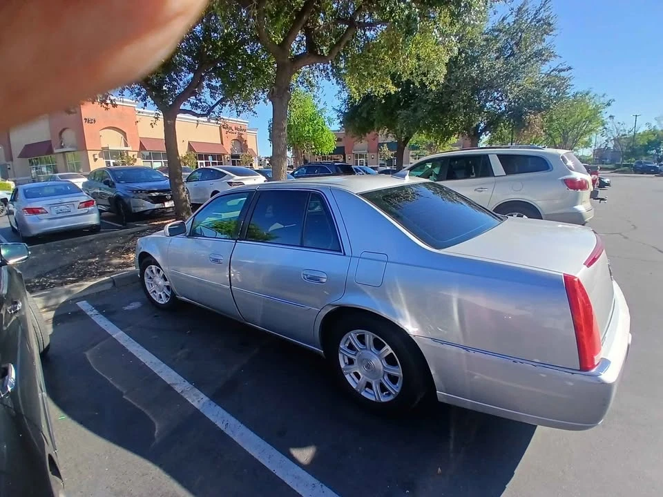 2010 Cadillac DTS - Image 4 of 5