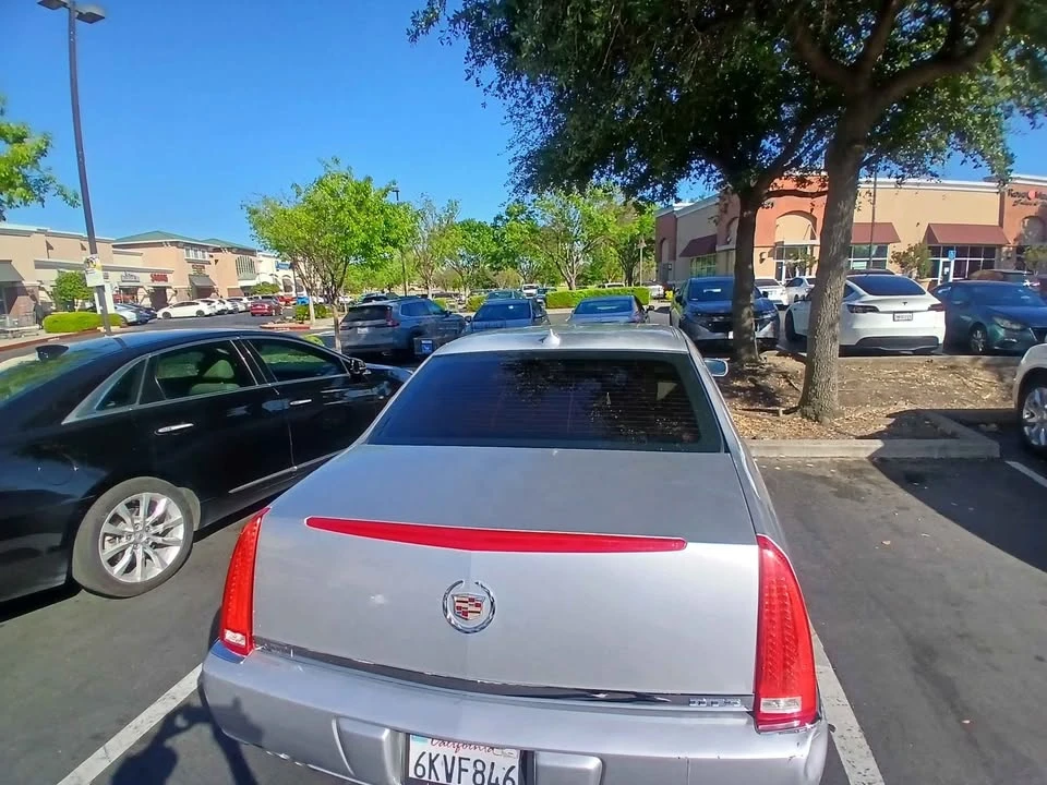 2010 Cadillac DTS - Image 2 of 5