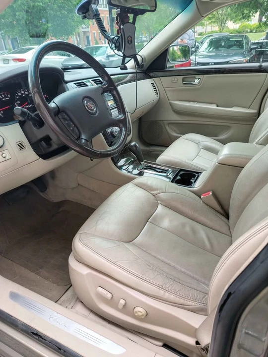 2010 Cadillac DTS - Image 9 of 14