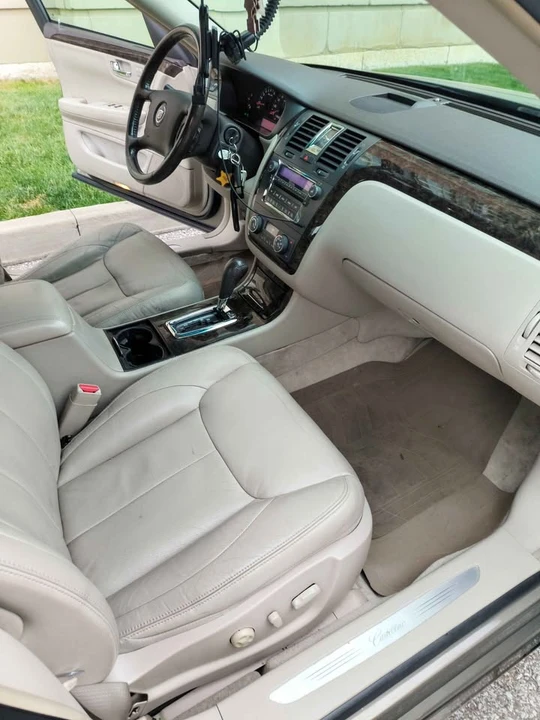 2010 Cadillac DTS - Image 10 of 14