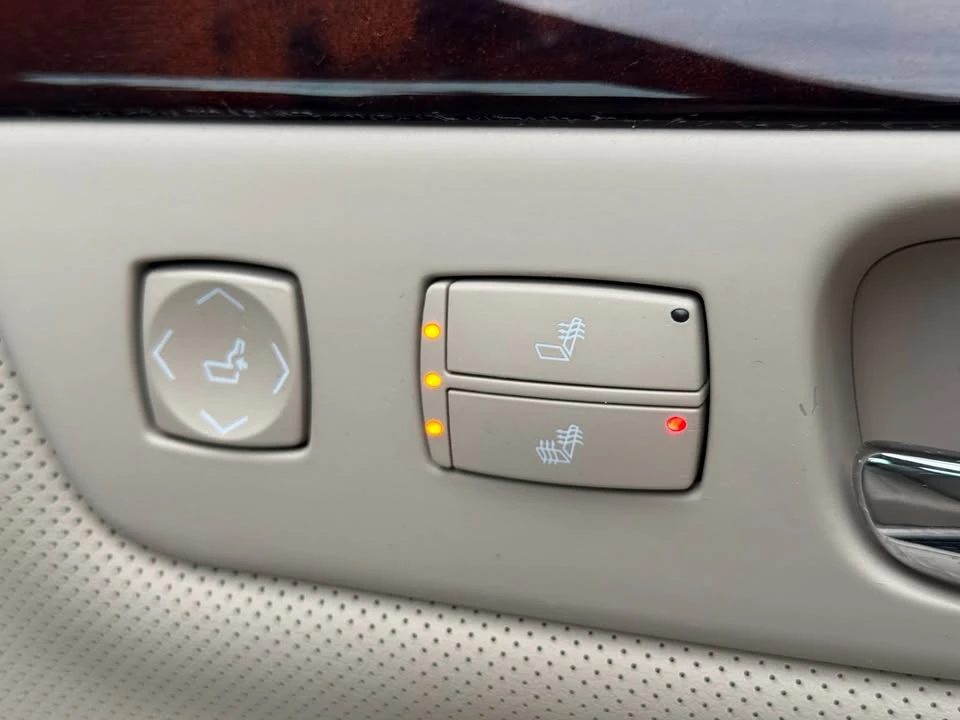 2010 Cadillac DTS - Image 19 of 20