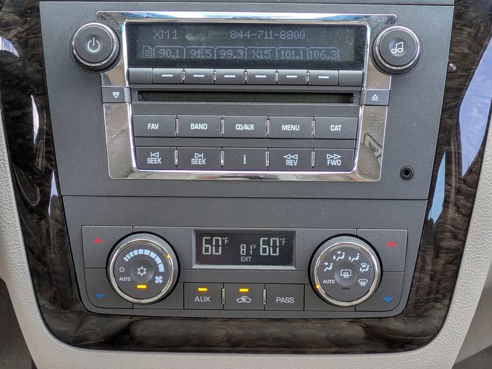 2010 Cadillac DTS - Image 14 of 20