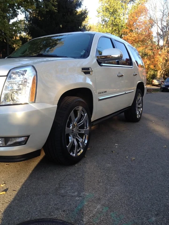 2010 Cadillac Escalade & EXT 3rd Gen - Image 2 of 5
