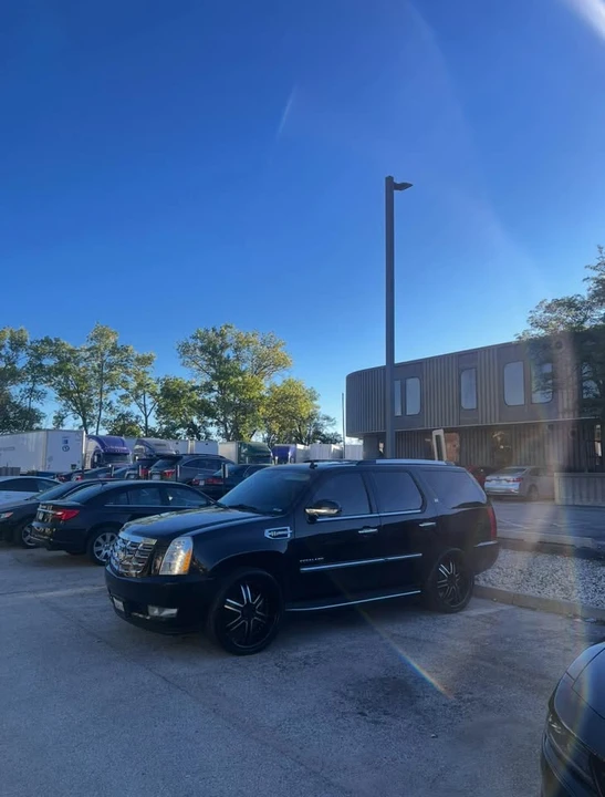 2010 Cadillac Escalade & EXT 3rd Gen - Image 2 of 8