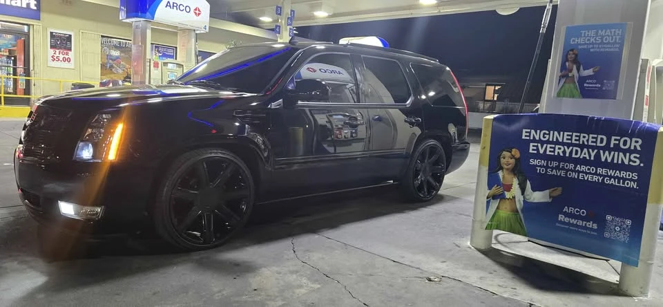 2010 Cadillac Escalade & EXT 3rd Gen - Image 2 of 11