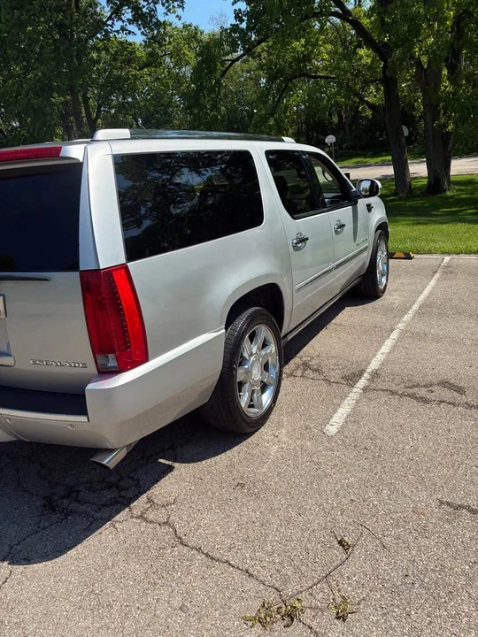 2010 Cadillac Escalade & EXT 3rd Gen - Image 2 of 11