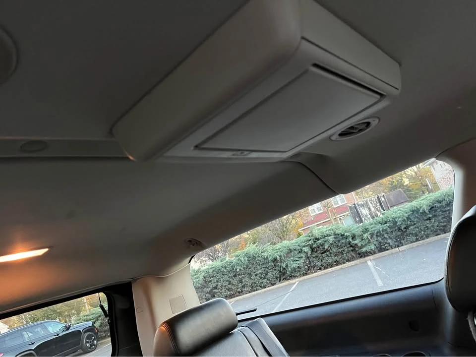 2010 Cadillac Escalade & EXT 3rd Gen - Image 9 of 10