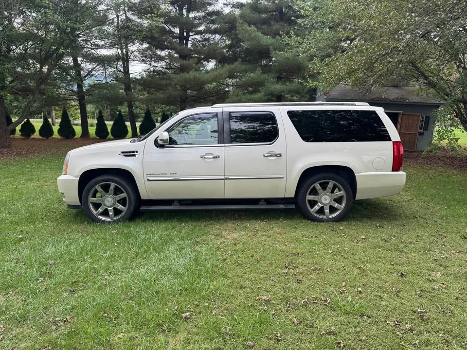 2010 Cadillac Escalade & EXT 3rd Gen - Image 4 of 17