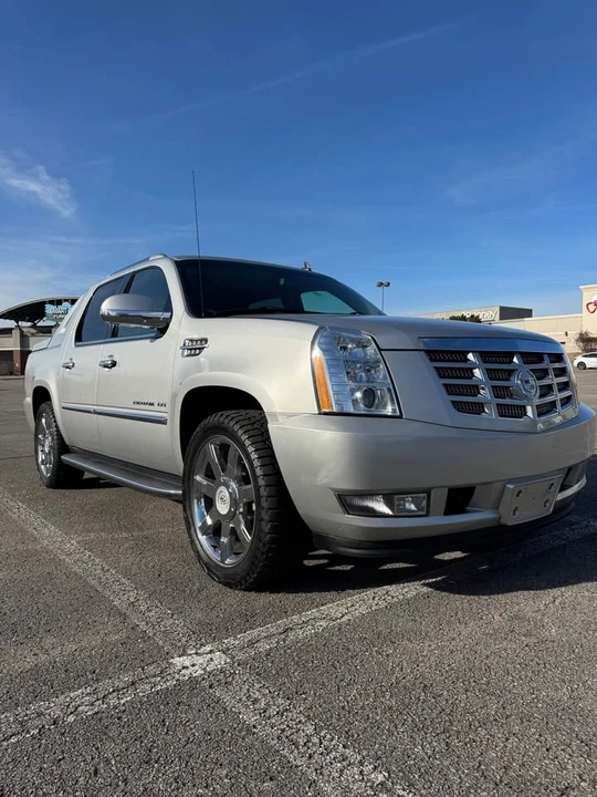 2010 Cadillac Escalade & EXT 3rd Gen - Image 3 of 18