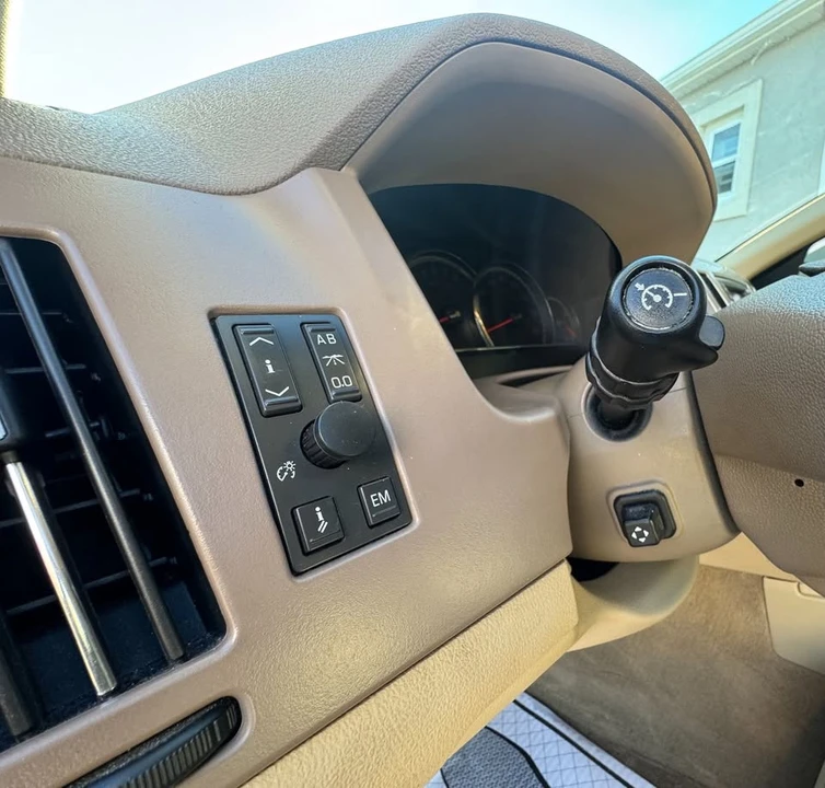 2010 Cadillac STS - Image 15 of 19