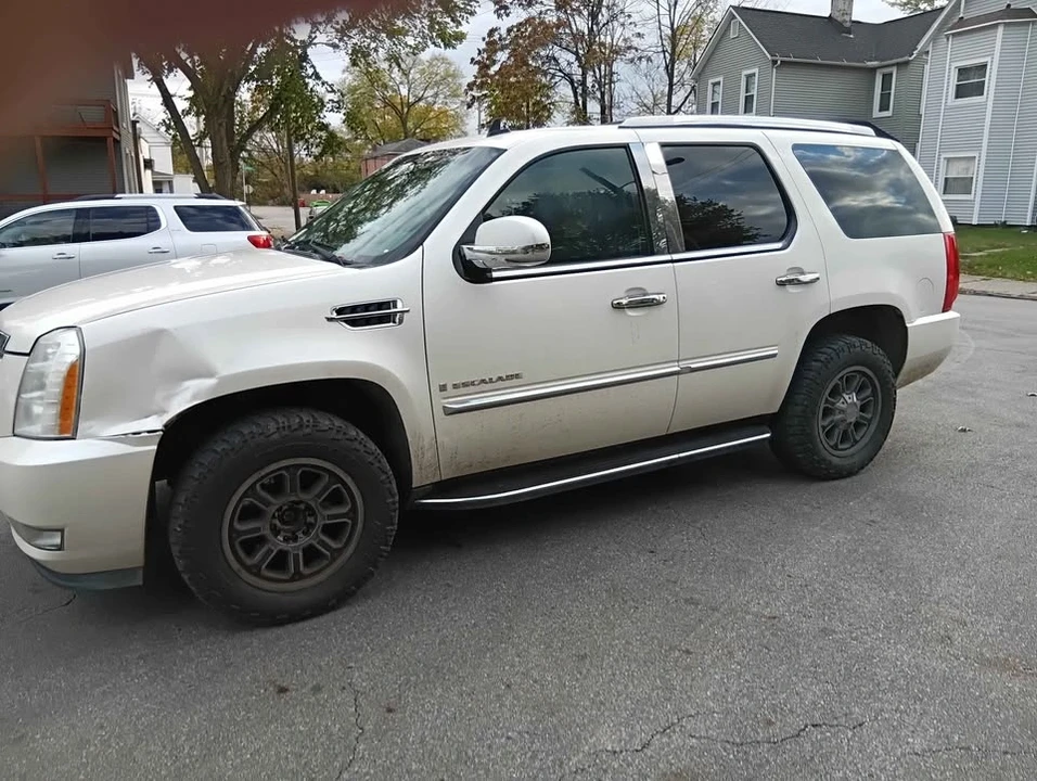 2010 Cadillac Escalade & EXT 3rd Gen - Image 3 of 15