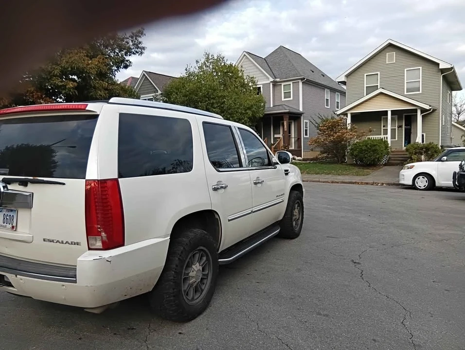 2010 Cadillac Escalade & EXT 3rd Gen - Image 4 of 15