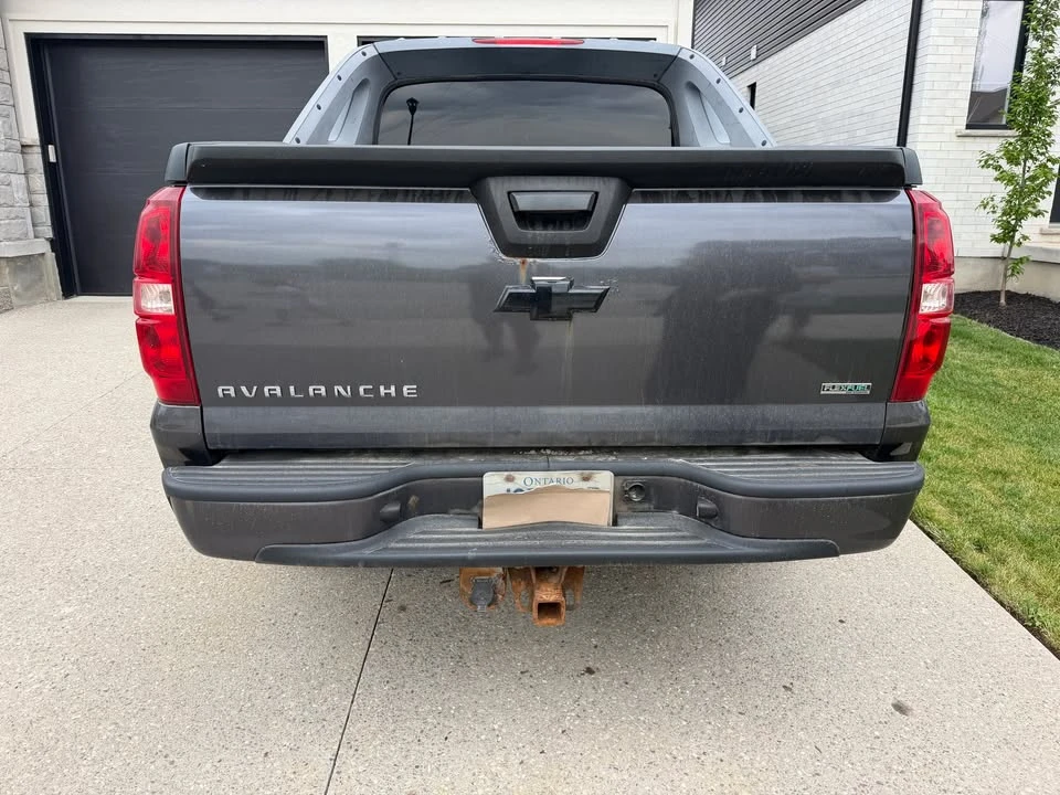 2010 Chevrolet Avalanche - Image 2 of 9