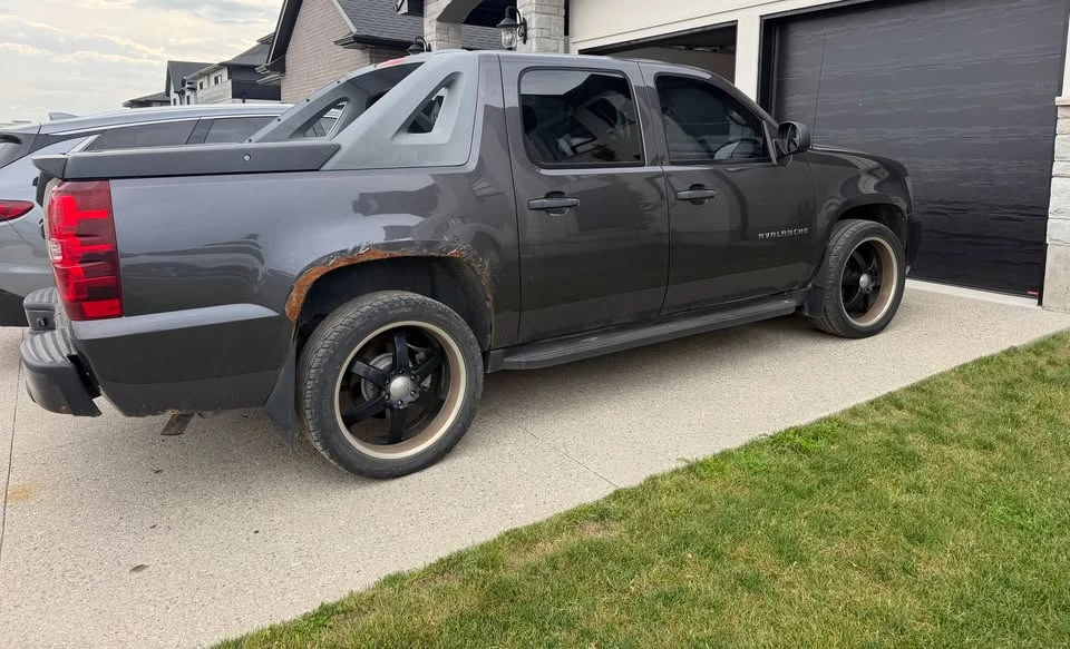 2010 Chevrolet Avalanche - Image 8 of 9