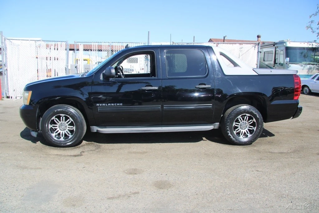 2010 Chevrolet Avalanche - Image 3 of 21