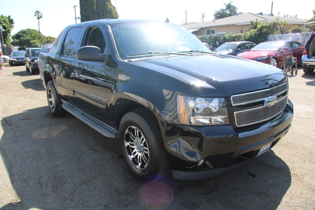 2010 Chevrolet Avalanche - Image 11 of 21