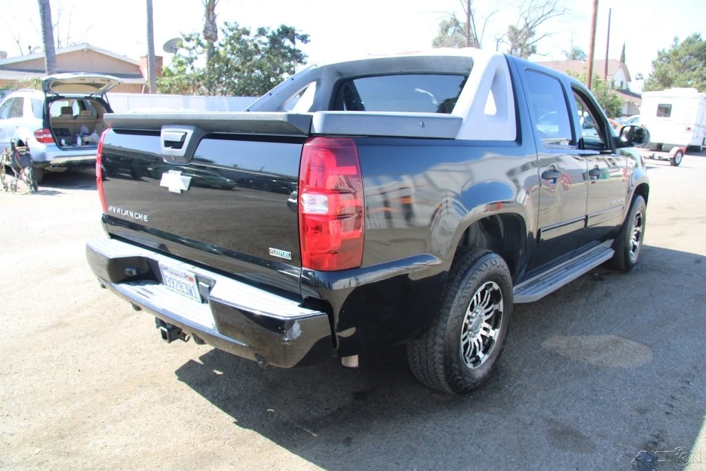 2010 Chevrolet Avalanche - Image 7 of 21