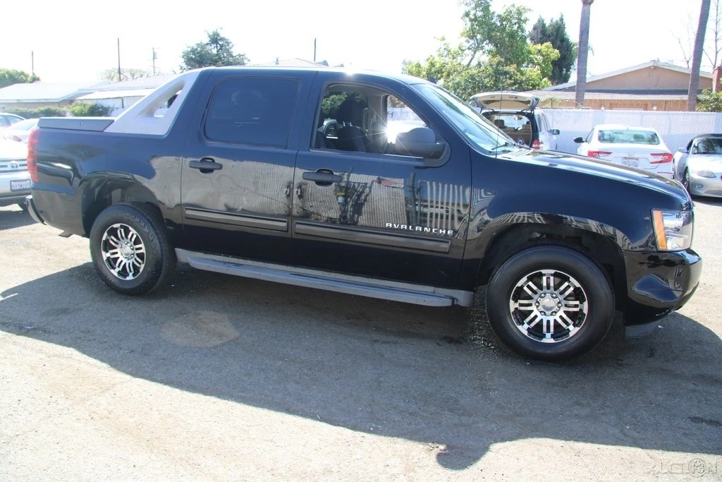2010 Chevrolet Avalanche - Image 9 of 21
