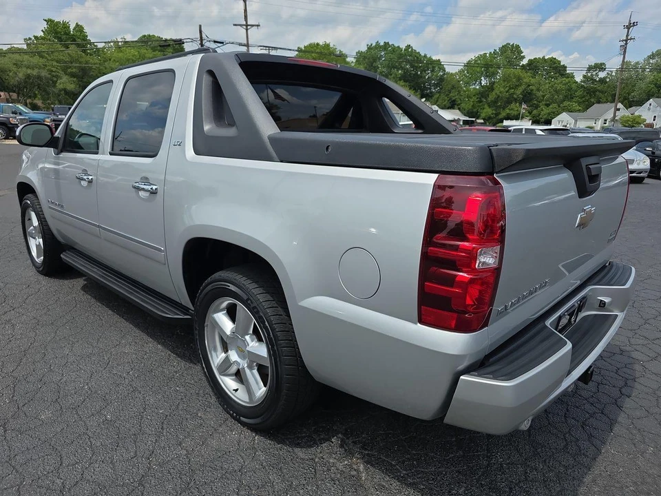 2010 Chevrolet Avalanche - Image 20 of 31